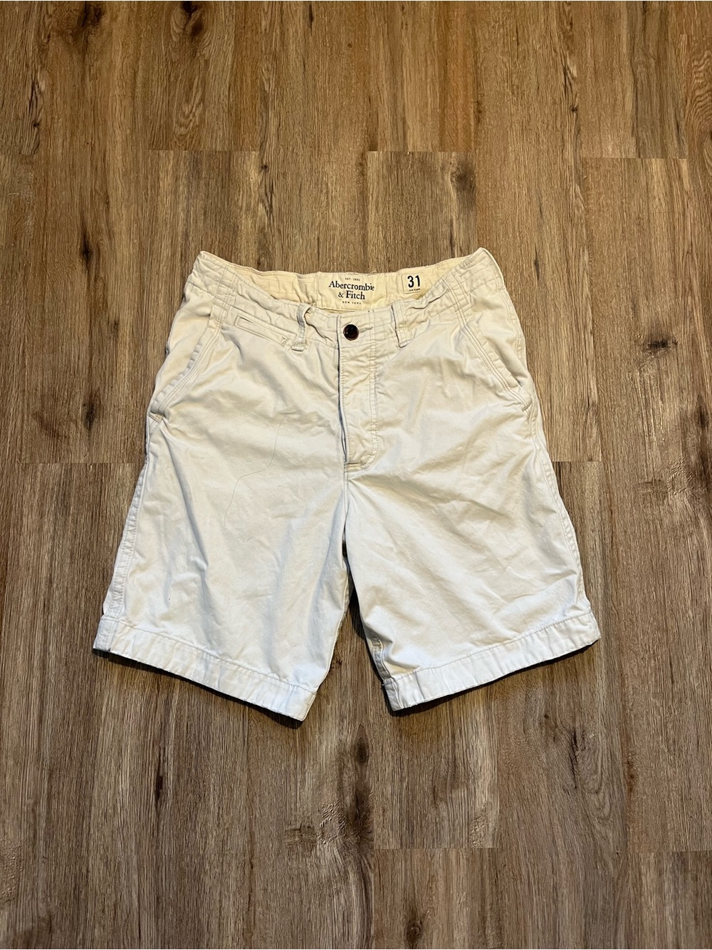 2000s y2k Abercrombie & Fitch Men’s Cream Chino Shorts